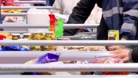 VIDEO Fenomenul din supermarketuri.  Tot mai mulți consumă gratuit produse, iar comercianții caută soluții